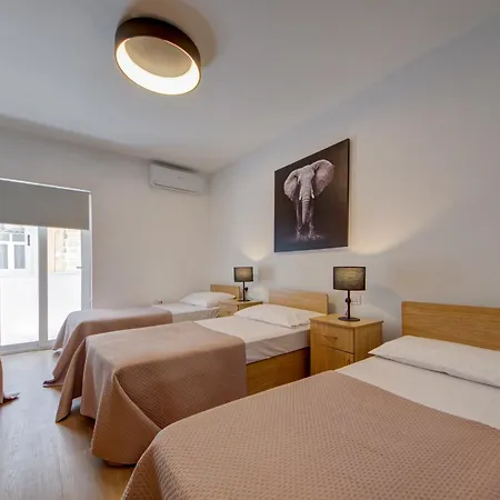 アパート 5 Bedroom House With Jacuzzi In St Julian's *