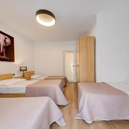 5 Bedroom House With Jacuzzi In St Julian's アパート Saint Julian's