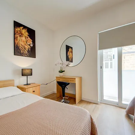 アパート 5 Bedroom House With Jacuzzi In St Julian's Saint Julian's