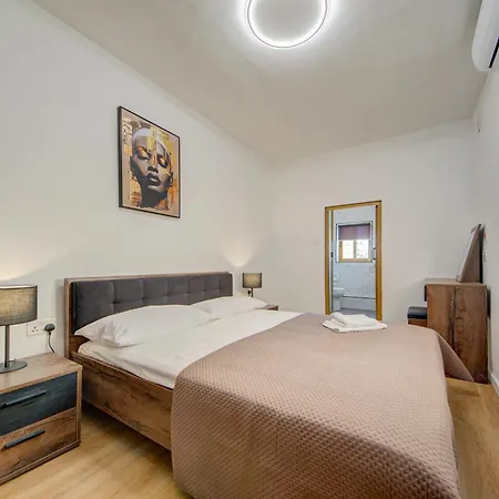 アパート 5 Bedroom House With Jacuzzi In St Julian's *