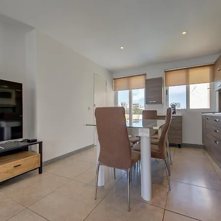 アパート 5 Bedroom House With Jacuzzi In St Julian's Saint Julian's