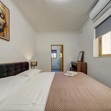 Charming With Jacuzzi In St Julians