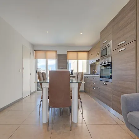 アパート 5 Bedroom House With Jacuzzi In St Julian's *