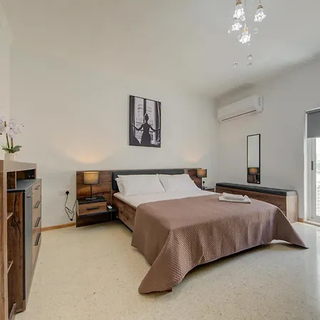 アパート 5 Bedroom House With Jacuzzi In St Julian's *