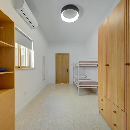 Charming With Jacuzzi In St Julians Апартаменты