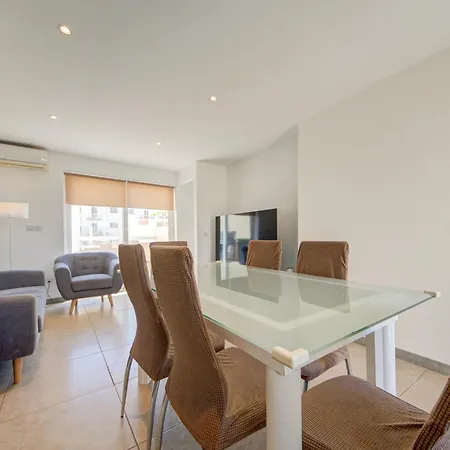 Charming With Jacuzzi In St Julians Сент Джулианс