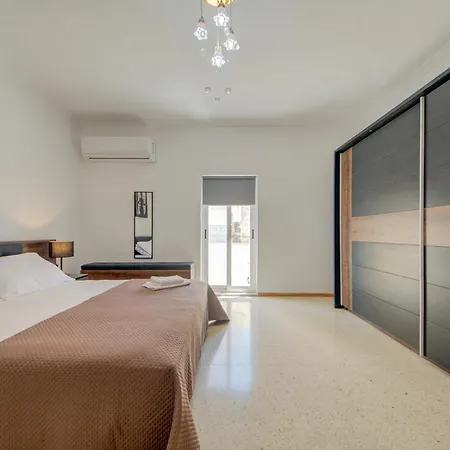 Charming With Jacuzzi In St Julians * Сент Джулианс