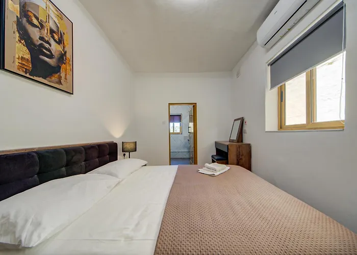 Charming With Jacuzzi In St Julians