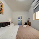 Charming With Jacuzzi In St Julians